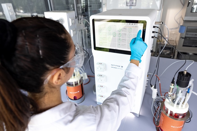 Scientist using single-use bioreactors for cell expansion and cell differentiation