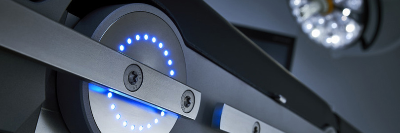 円形パターンの青色 LED ライトを備えた手術台 Maquet Corinのクローズアップ