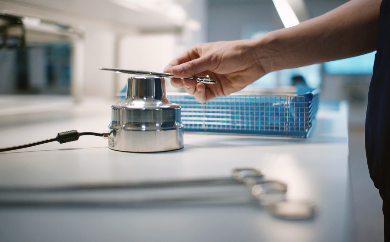 Sterile assistent scanning surgical instrument with T-DOC sterile supply management solution 