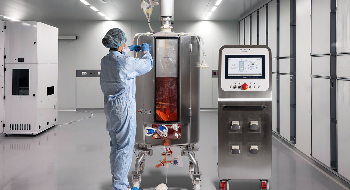 SUPR 250 Liter with ProControl and operator in cleanroom
