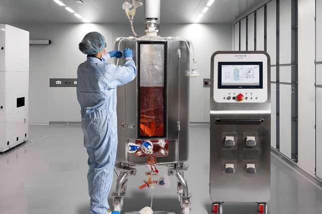 SUPR 250 Liter with ProControl and operator in cleanroom
