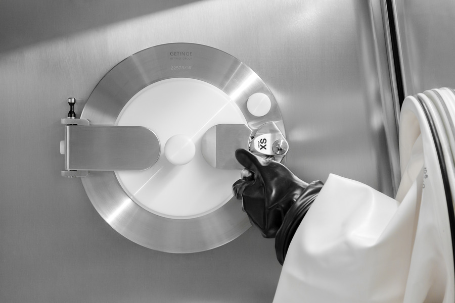 Operator opening a DPTE® Alpha rapid transfer port Operator opening a DPTE® Alpha rapid transfer port
