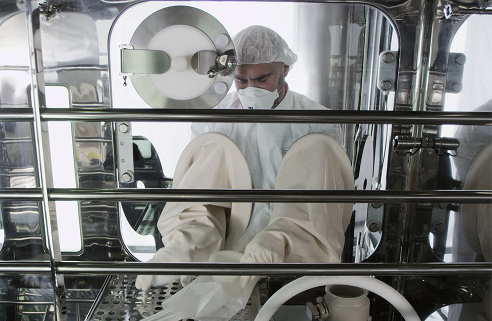 Operator doing some manipulations in a filling line