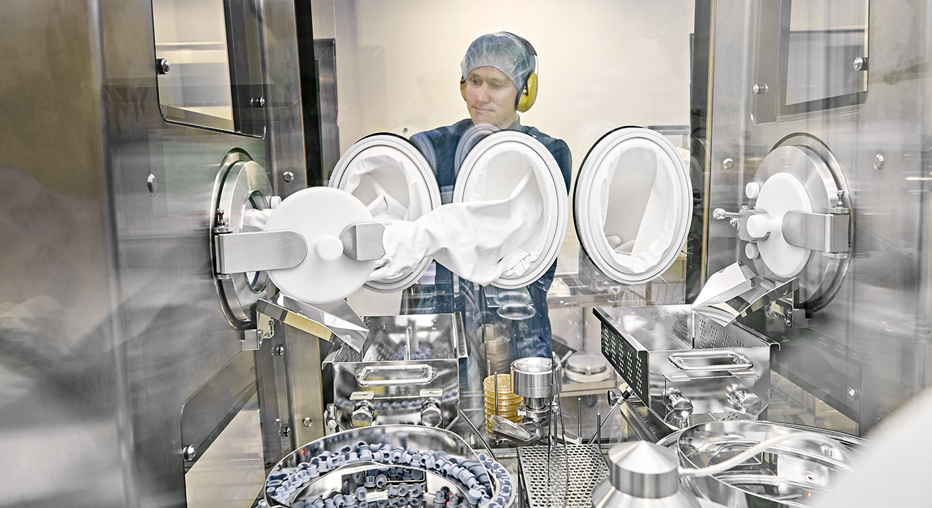 An operator transferring components into a filling line through a DPTE® Alpha port An operator transferring components into a filling line through a DPTE® Alpha port