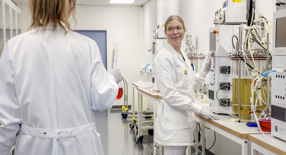 Fujirebio Manufacturing Specialist using a Getinge Applikon Multi-Use Bioreactor