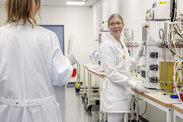 Fujirebio Manufacturing Specialist using a Getinge Applikon Multi-Use Bioreactor