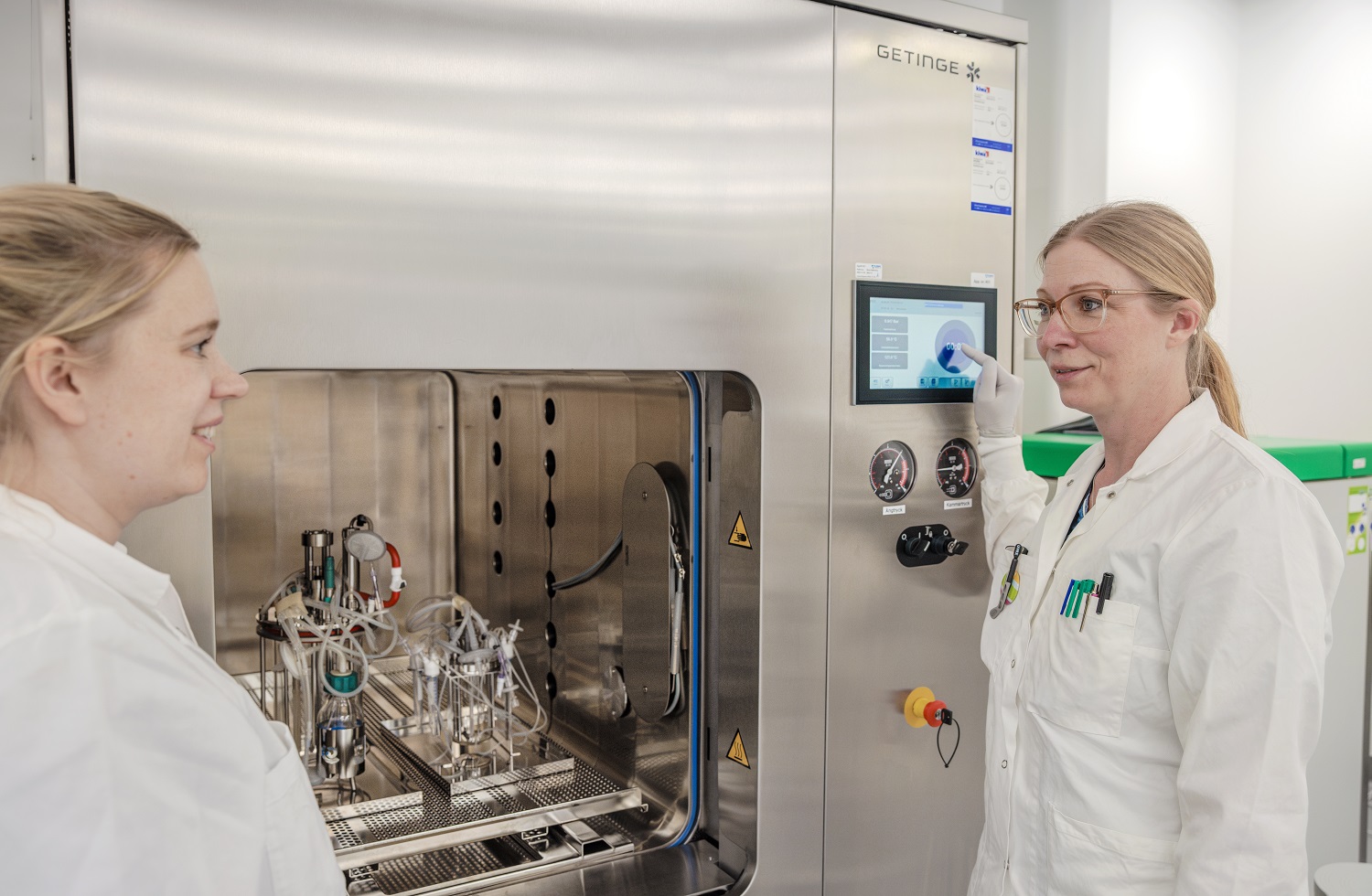 Multi-use Applikon bioreactor in a Getinge sterilizer Multi-use Applikon bioreactor in a Getinge sterilizer