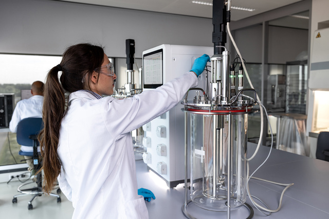 Scientist in laboratory connecting bioreactor Livit Flex