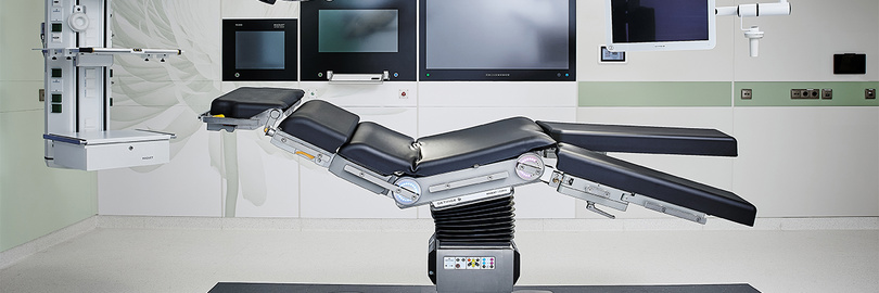 Mobiler OP-Tisch Maquet Corin von Getinge in moderner, digital vernetzter Operationsumgebung