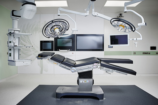 Mobiler OP-Tisch Maquet Corin von Getinge in moderner, digital vernetzter Operationsumgebung