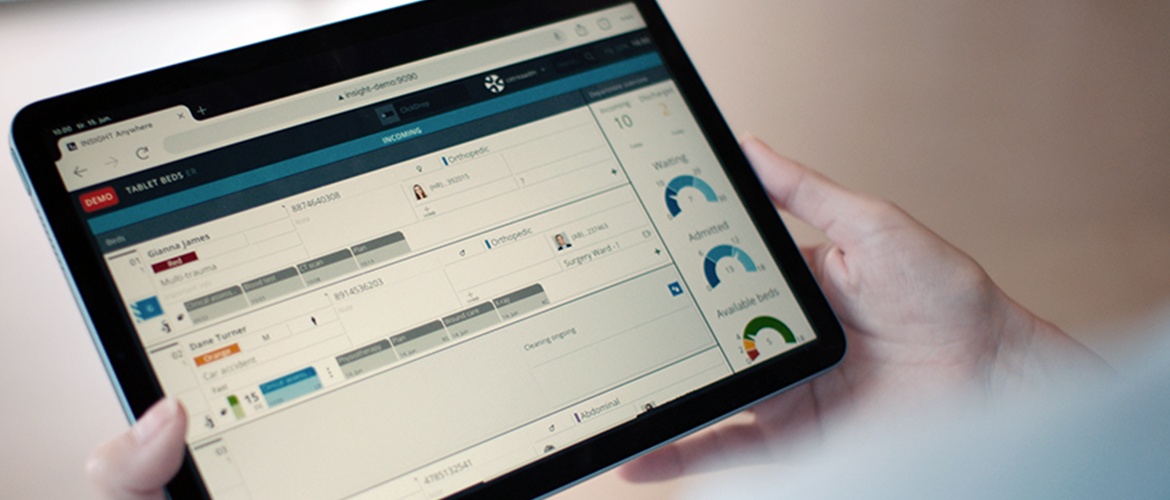 Person hält ein Tablet, auf dessen Bildschirm eine Aufgabenverwaltungsanwendung mit Diagrammen und Aufgabenlisten angezeigt wird.