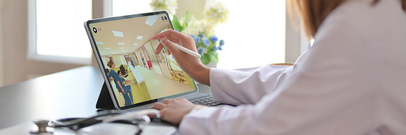 Eine Person, die mit einem Stift auf einem Tablet ein virtuelles Innenraumdesign anzeigt.