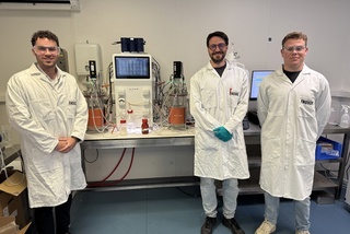 Drie mannen poseren voor de Getinge bioreactoren en Livit Flex bij ENOUGH