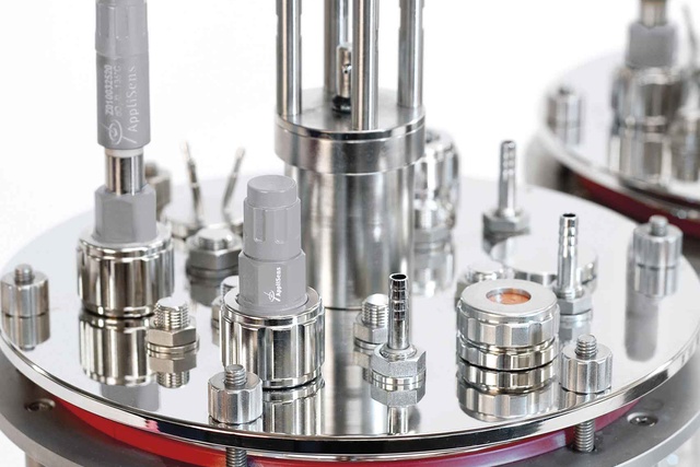 Applikon bioreactor headplate with AppliSens sensors for bioprocess analytics
