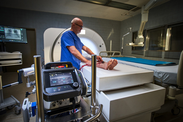 Getinge Cardiohelp II Extracorporeal Life Support (ECLS) with intensivist in MRT