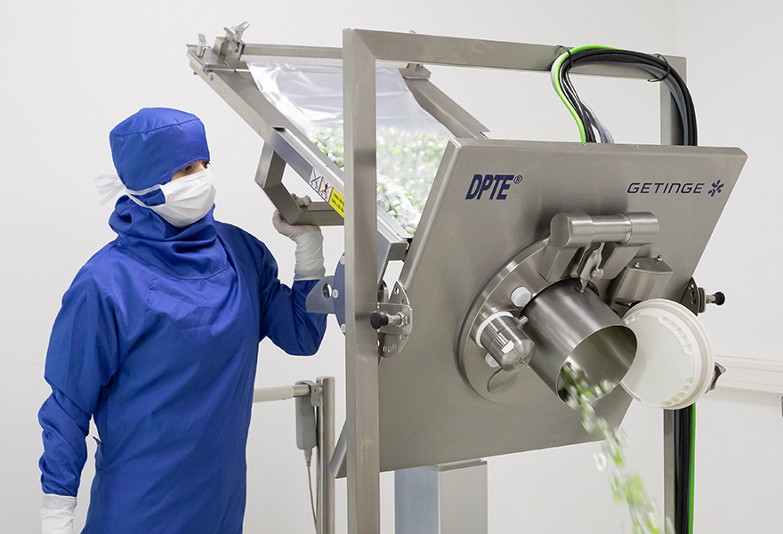 An operator transfer components with the DPTE®-EXO and sleeveless DPTE-BetaBag An operator transfer components with the DPTE®-EXO and sleeveless DPTE-BetaBag