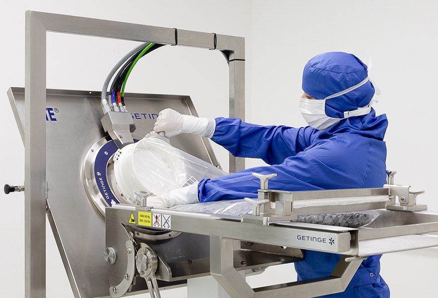 An operator connecting a sleeveless DPTE-BetaBag to a DPTE-EXO rapid transfer port An operator connecting a sleeveless DPTE-BetaBag to a DPTE-EXO rapid transfer port