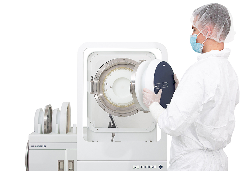 Operator testing a DPTE® Alpha rapid transfer port with a DPTE® Transfer Leak Tester Operator testing a DPTE® Alpha rapid transfer port with a DPTE® Transfer Leak Tester