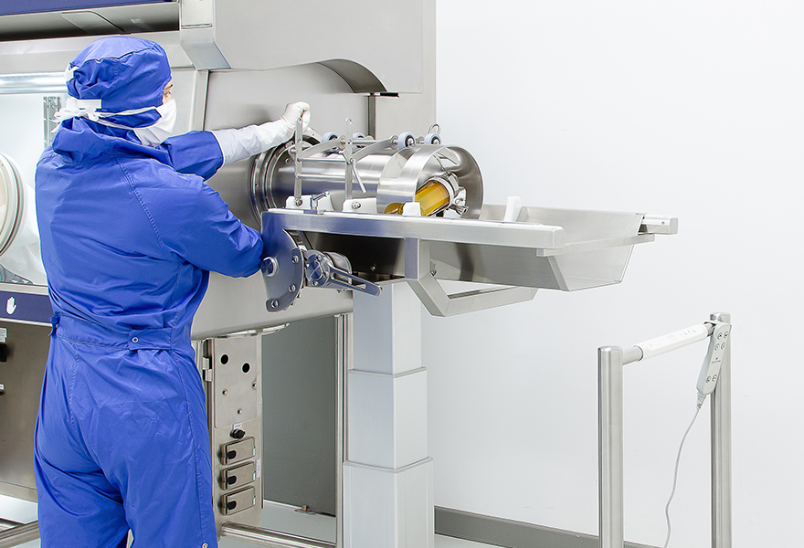 An operator using the DPTE® Transfer Trolley to connect a container to a DPTE® Alpha Port An operator using the DPTE® Transfer Trolley to connect a container to a DPTE® Alpha Port