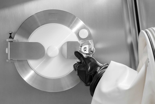 The DPTE® Alpha port is fixed onto the cleanroom, filling line or isolator wall.