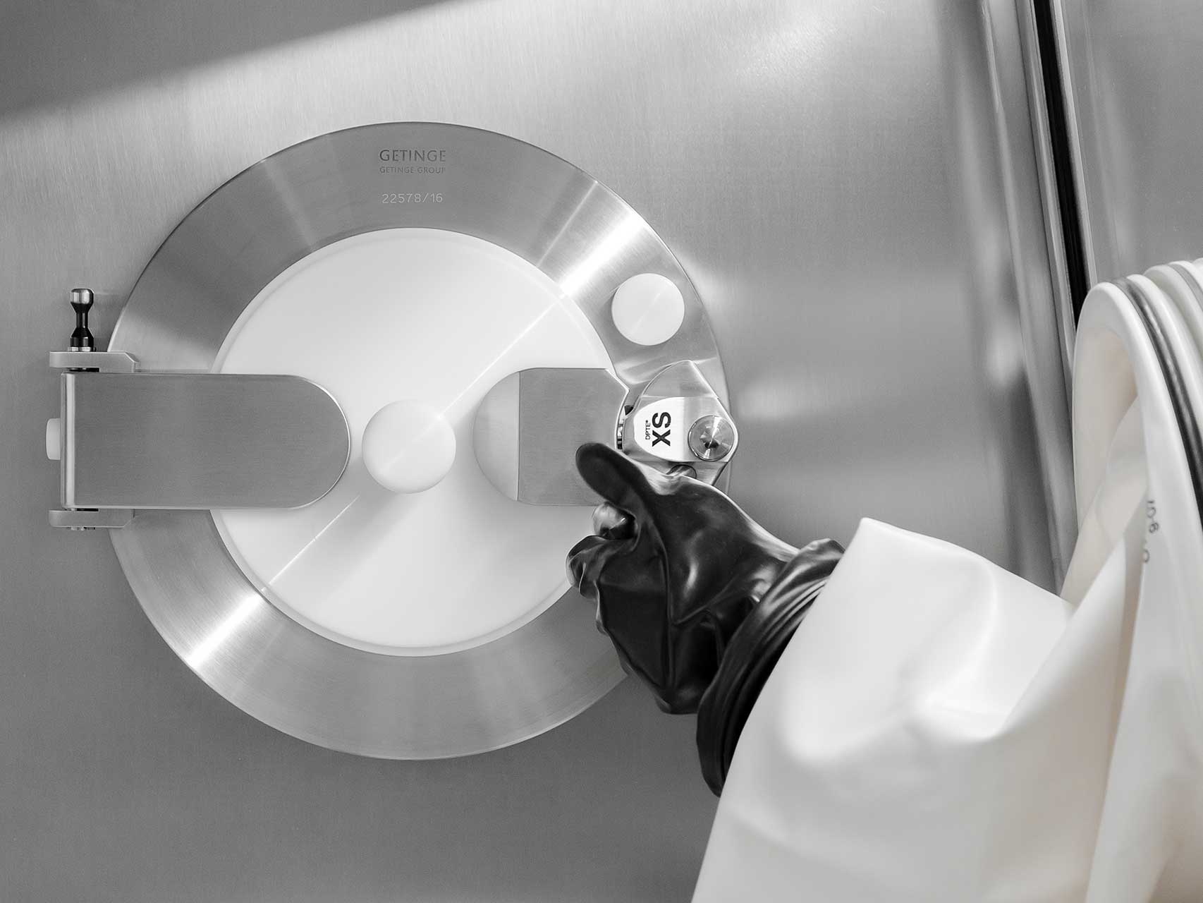 The DPTE® Alpha port is fixed onto the cleanroom, filling line or isolator wall. The DPTE® Alpha port is fixed onto the cleanroom, filling line or isolator wall.