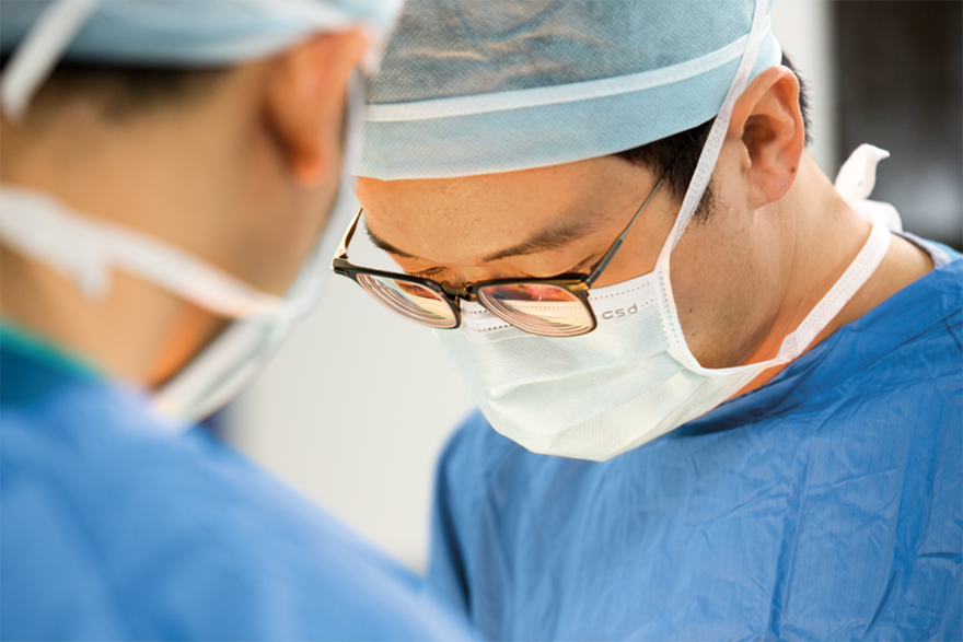 Two focused surgeons Two focused surgeons