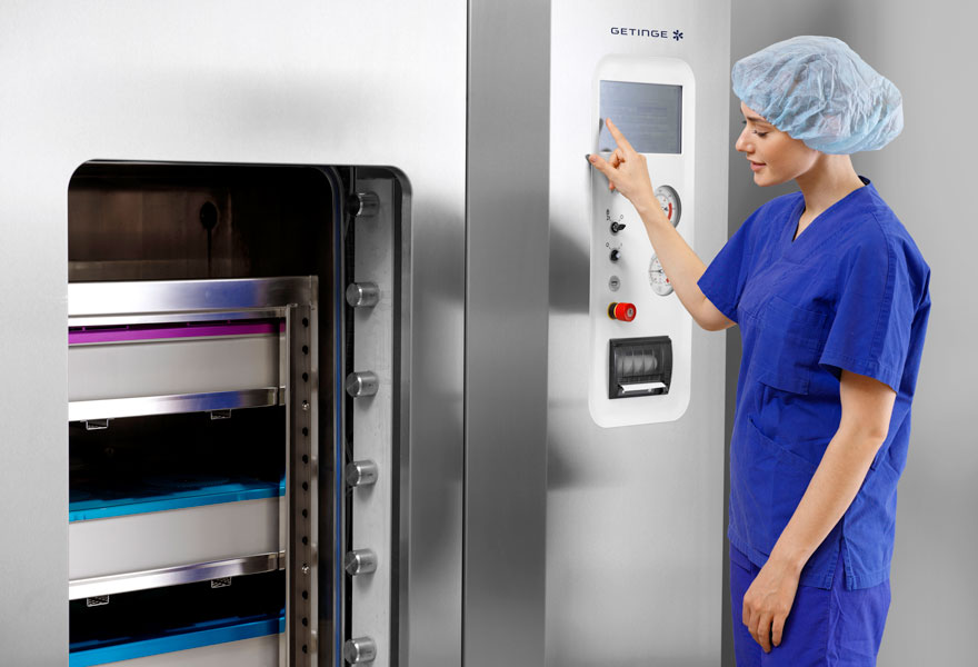 GSS610H sterilizer operator closes door GSS610H sterilizer operator closes door