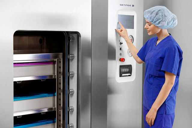 GSS610H sterilizer operator closes door