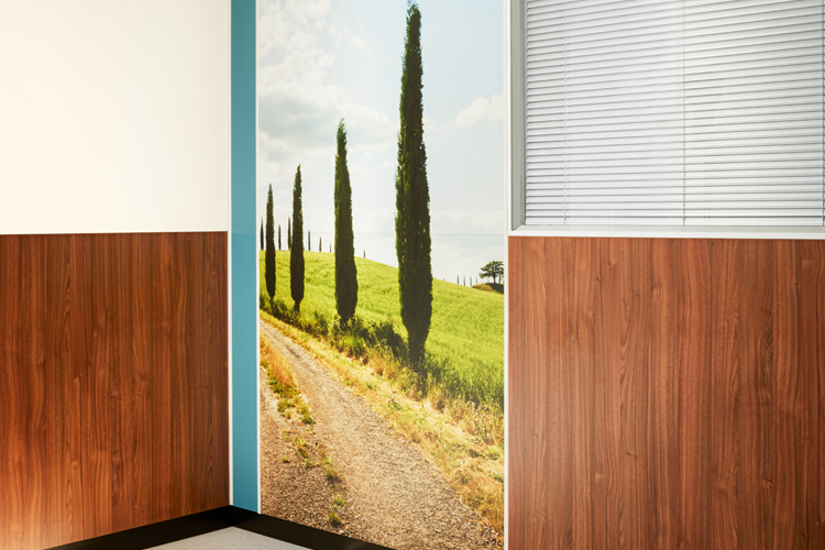 HPL wall elements bring the modular design of Getinge IN2 to the ICU. 