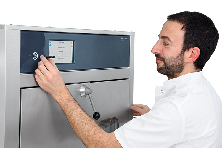 Getinge Lancer Freestanding Washer/Dryer 1600 LX operator installing USB memory Getinge Lancer Freestanding Washer/Dryer 1600 LX operator installing USB memory