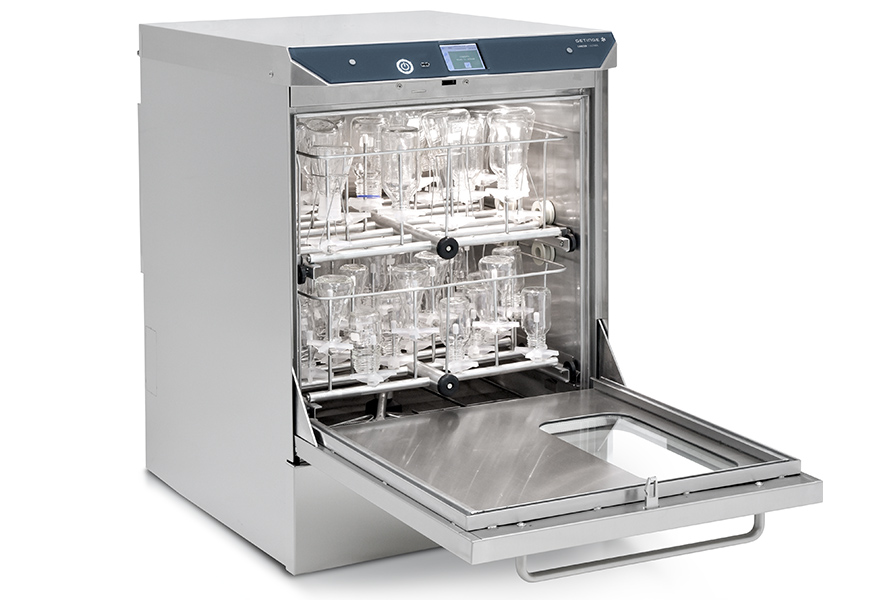 Undercounter laboratory washer dryer 815lx loaded glassware Undercounter laboratory washer dryer 815lx loaded glassware