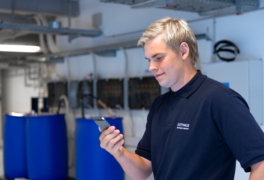Getinge employee with a smartphone