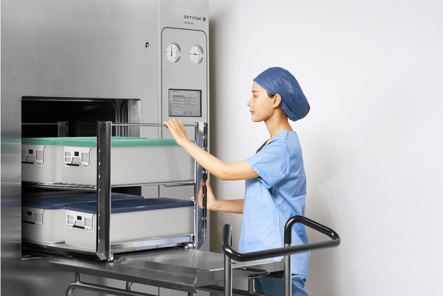 Getinge Solsus 66 Sterilizer operator loading