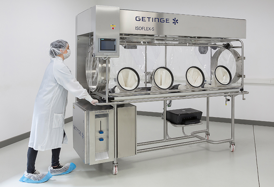 An operator moving the ISOFLEX-S isolator.