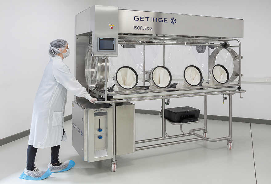 An operator moving the ISOFLEX-S isolator. An operator moving the ISOFLEX-S isolator.