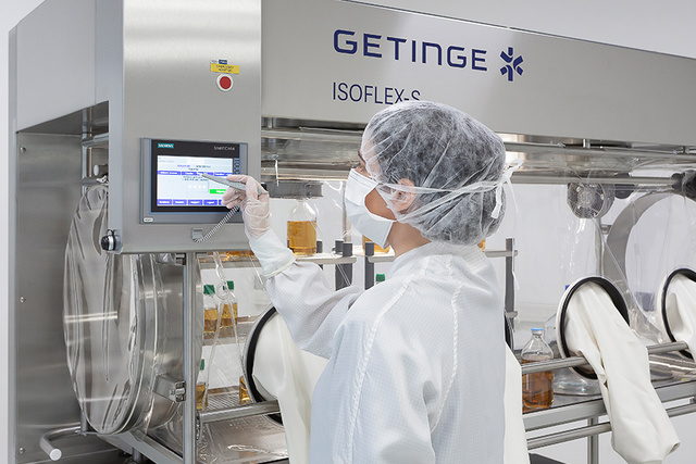 An operator using the ISOFLEX-S isolator's HMI.