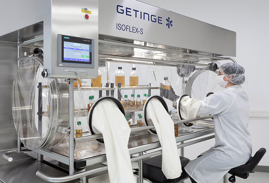 An operator working in an ISOFLEX-S soft-wall isolator An operator working in an ISOFLEX-S soft-wall isolator