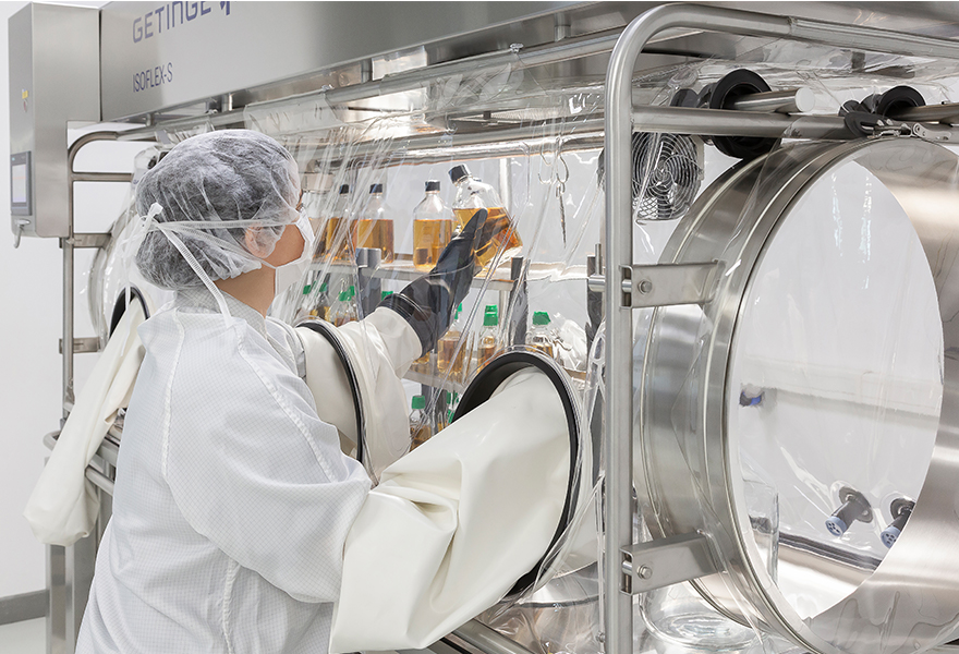 Operator working in a 4-glove softwall ISOFLEX-S isolator Operator working in a 4-glove softwall ISOFLEX-S isolator