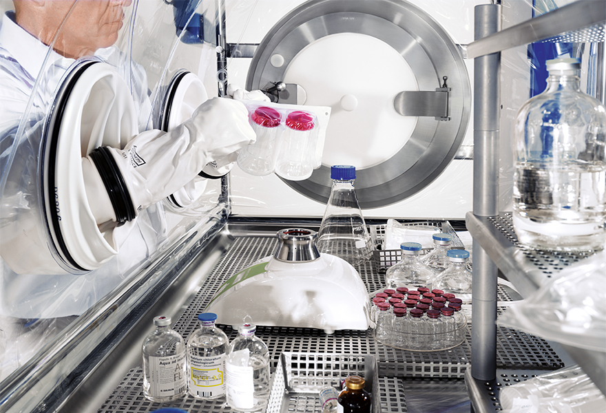 Operator working in a 3-glove soft-wall ISOFLEX-S isolator Operator working in a 3-glove soft-wall ISOFLEX-S isolator