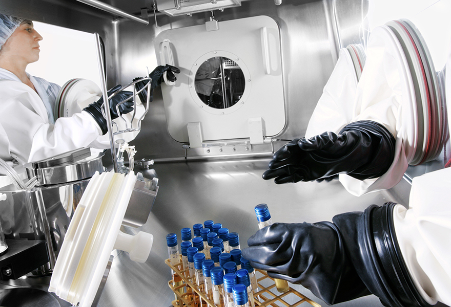 Two operators working simultaneously in the ISOTEST isolator Two operators working simultaneously in the ISOTEST isolator
