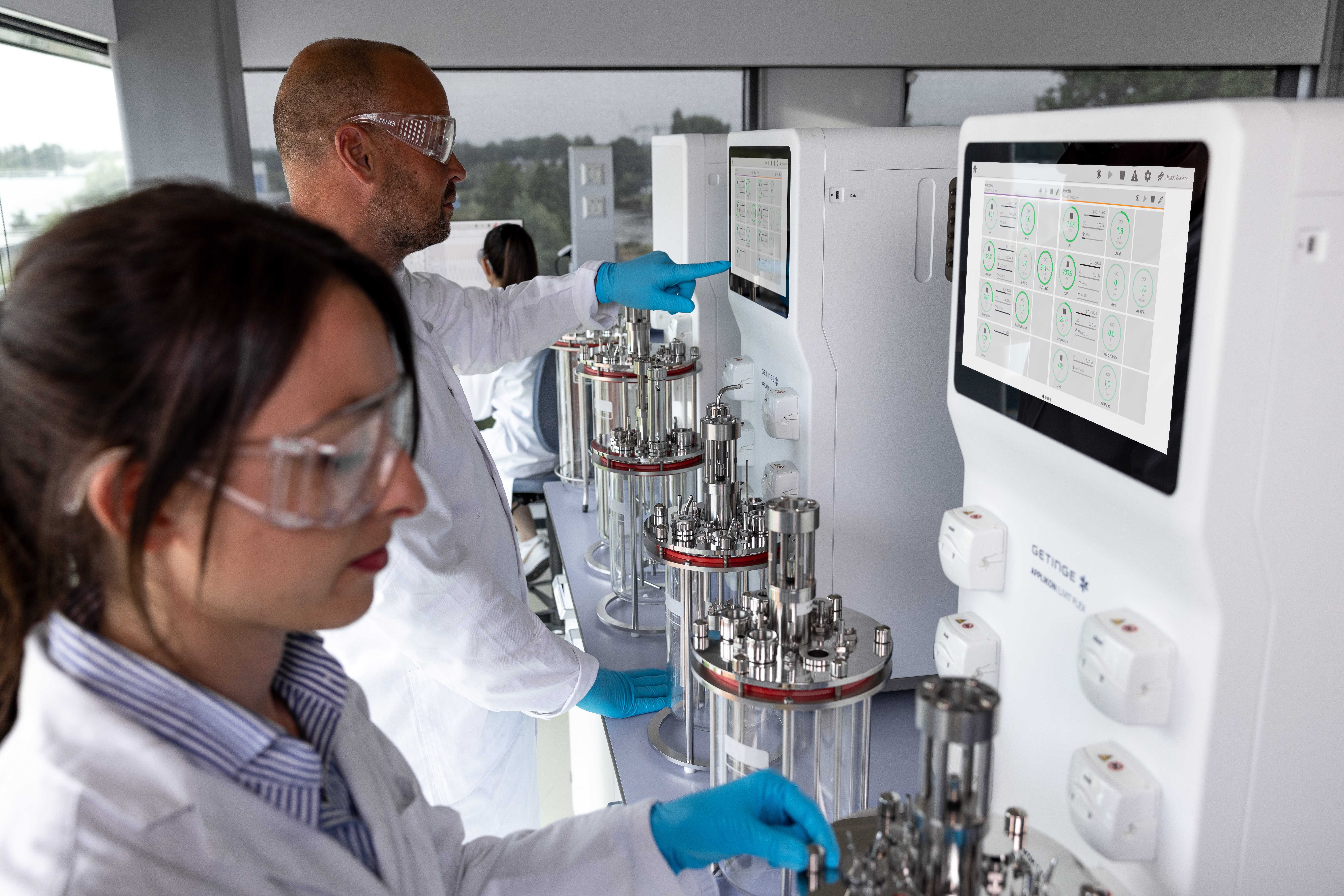 Livit Flex-scientists-working-with-multiple-systems Livit Flex-scientists-working-with-multiple-systems