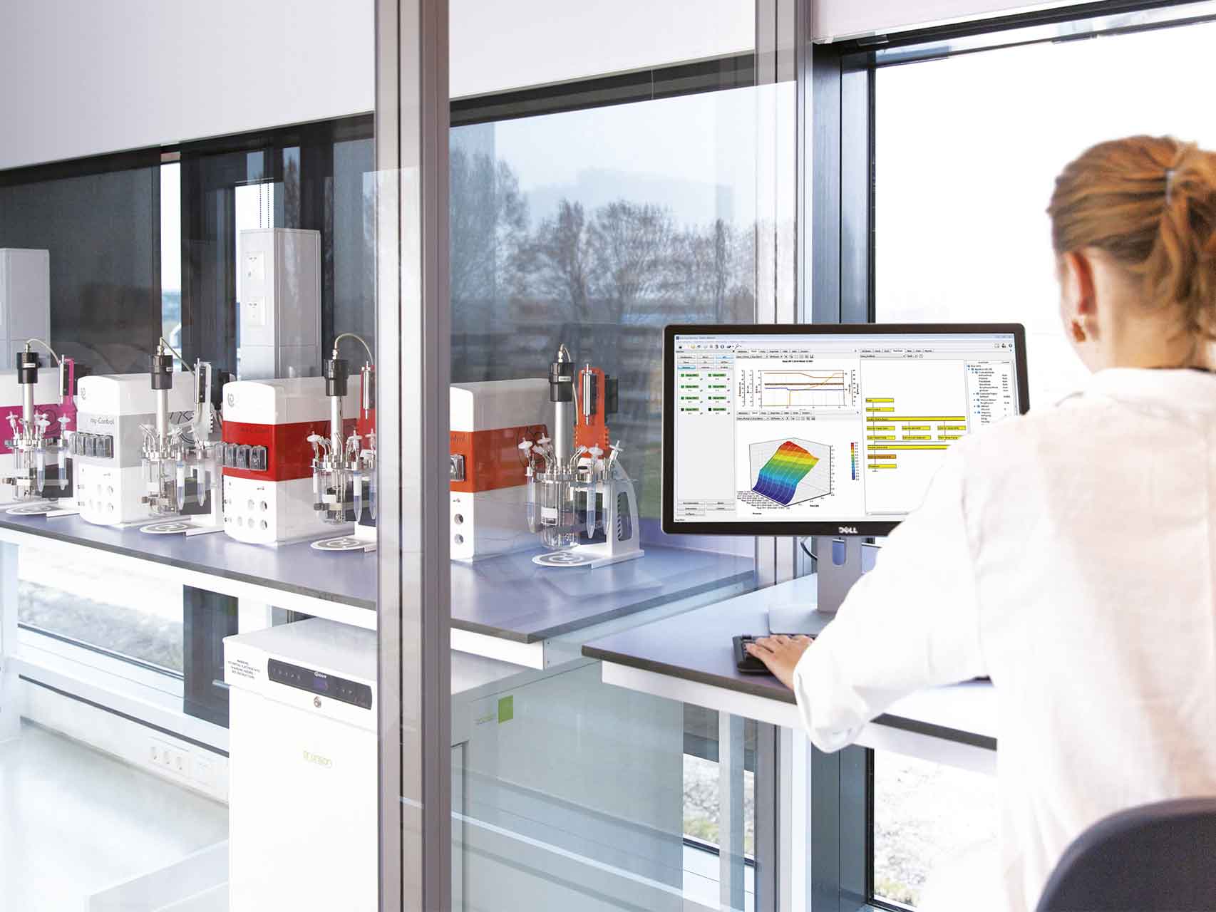 Scientist in lab working with Lucullus® PIMS software Scientist in lab working with Lucullus® PIMS software