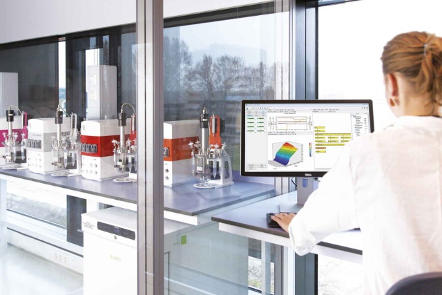 Scientist in lab working with Lucullus® PIMS software