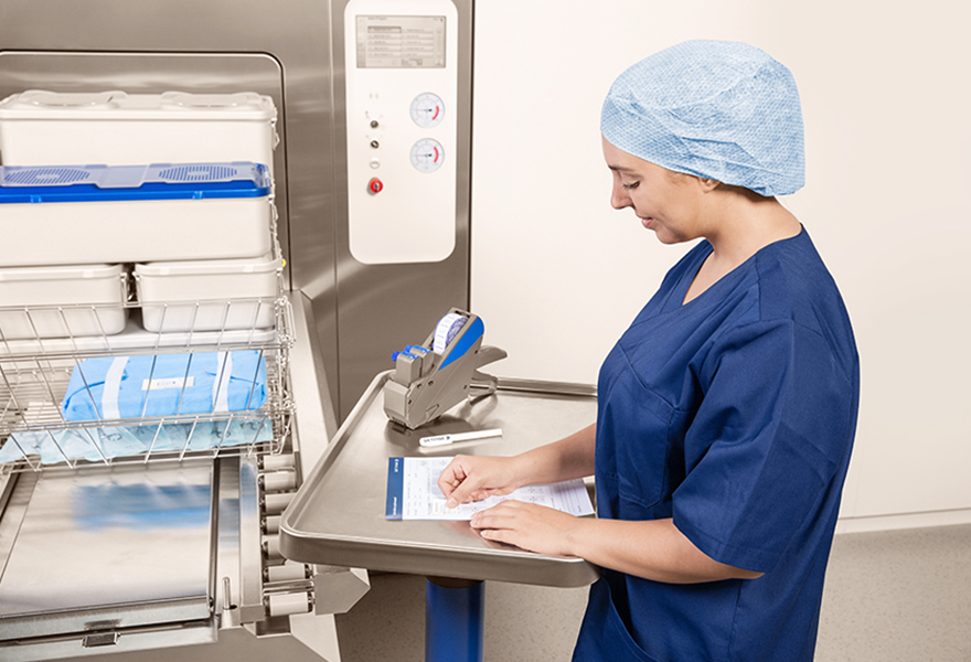 Sterile assistant filling in Meditrax record Sterile assistant filling in Meditrax record