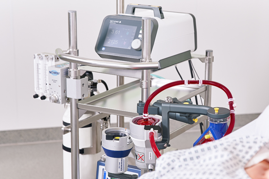 The Getinge Rotaflow II extracorporeal life support (ECLS) system allows flexible positioning close to the patient.