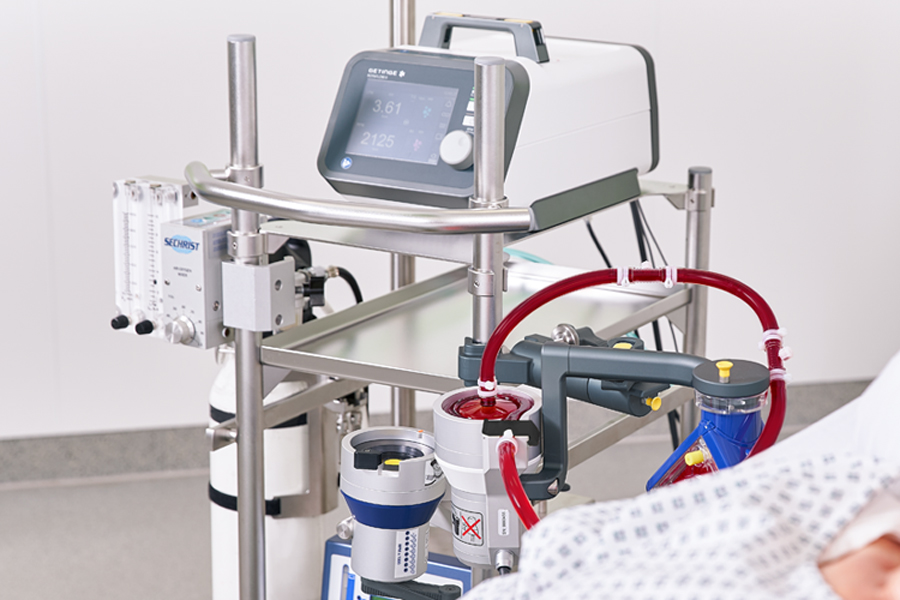 The Getinge Rotaflow II extracorporeal life support (ECLS) system allows flexible positioning close to the patient. The Getinge Rotaflow II extracorporeal life support (ECLS) system allows flexible positioning close to the patient.