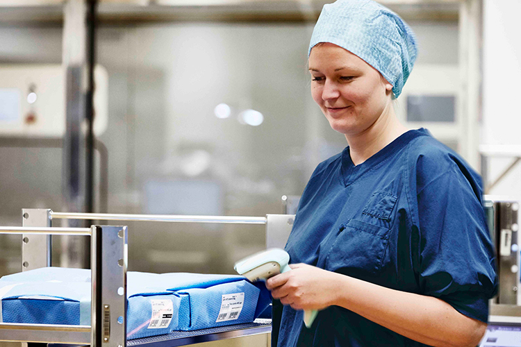 Sterile assistant working with T-DOC instrument tracking system