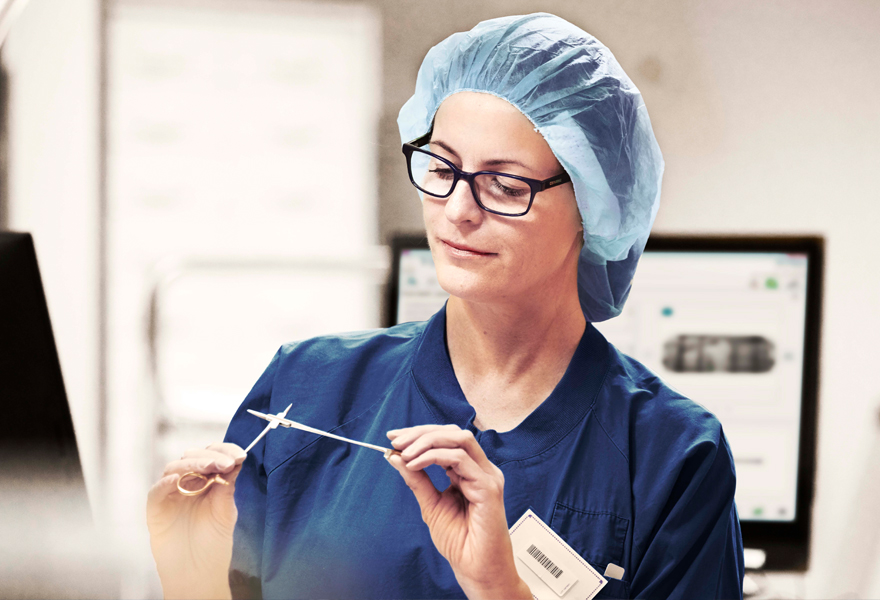 T-DOC sterile supply management T-DOC assistant inspects instrument
