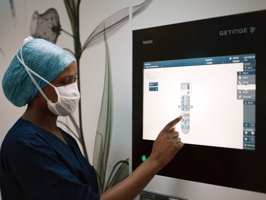 OR nurse using Tegris OR integration solution from Getinge to set up the operating table in the operating room