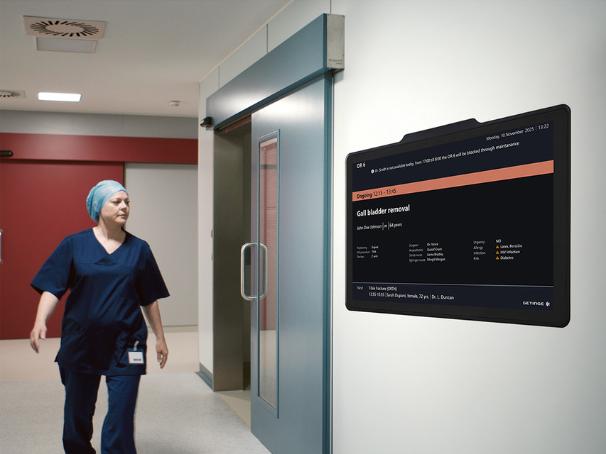 SmartView, the digital door sign from Getinge, is placed in a OR hallway next to the OR door